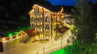 На камушках