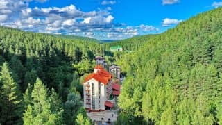 На камушках