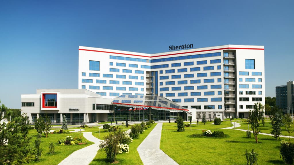 Глэмпинг с бассейном: как выбрать и на что смотреть