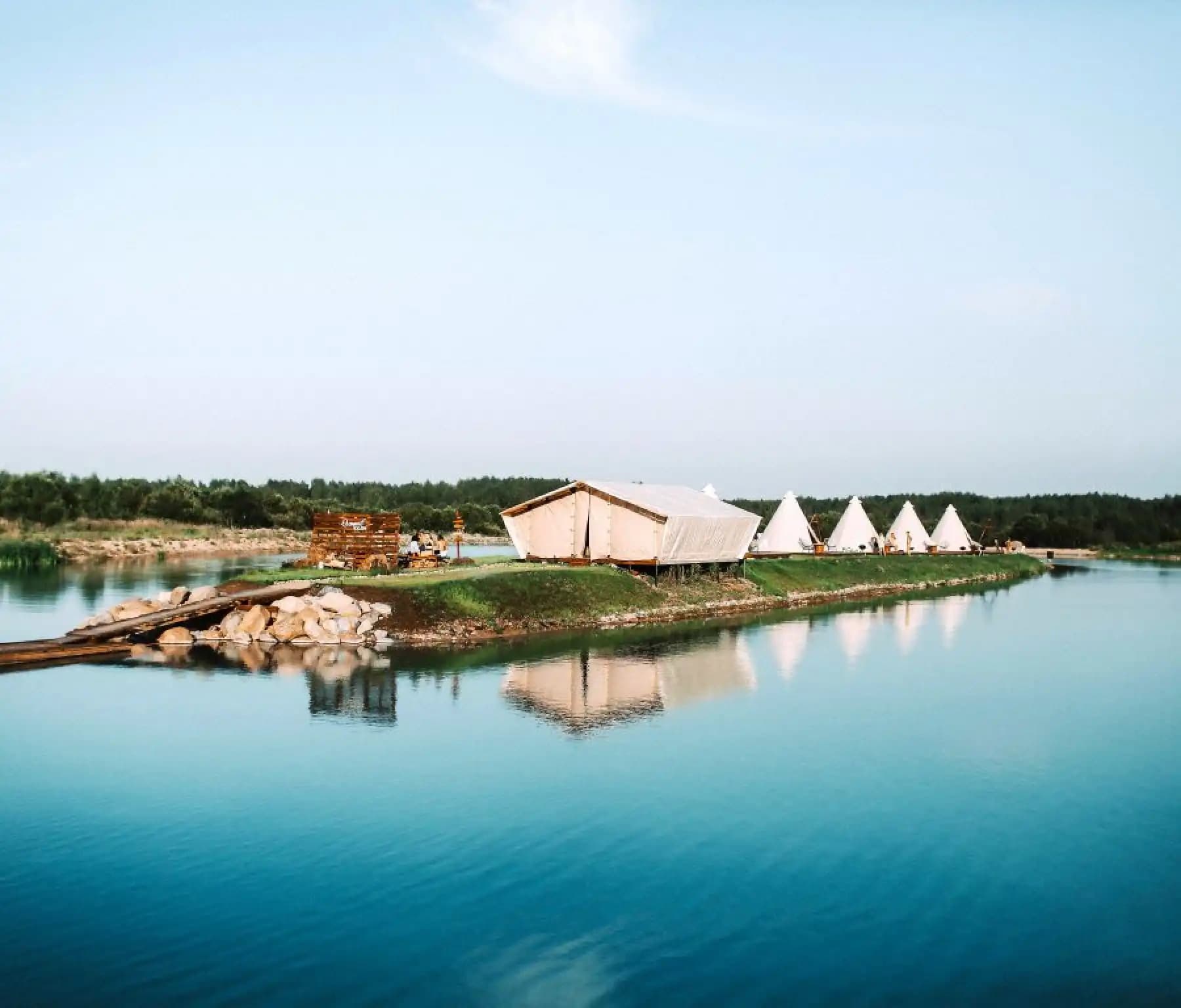 Ostrov Camp (Остров Кемп) — глэмпинг в Тверской области
