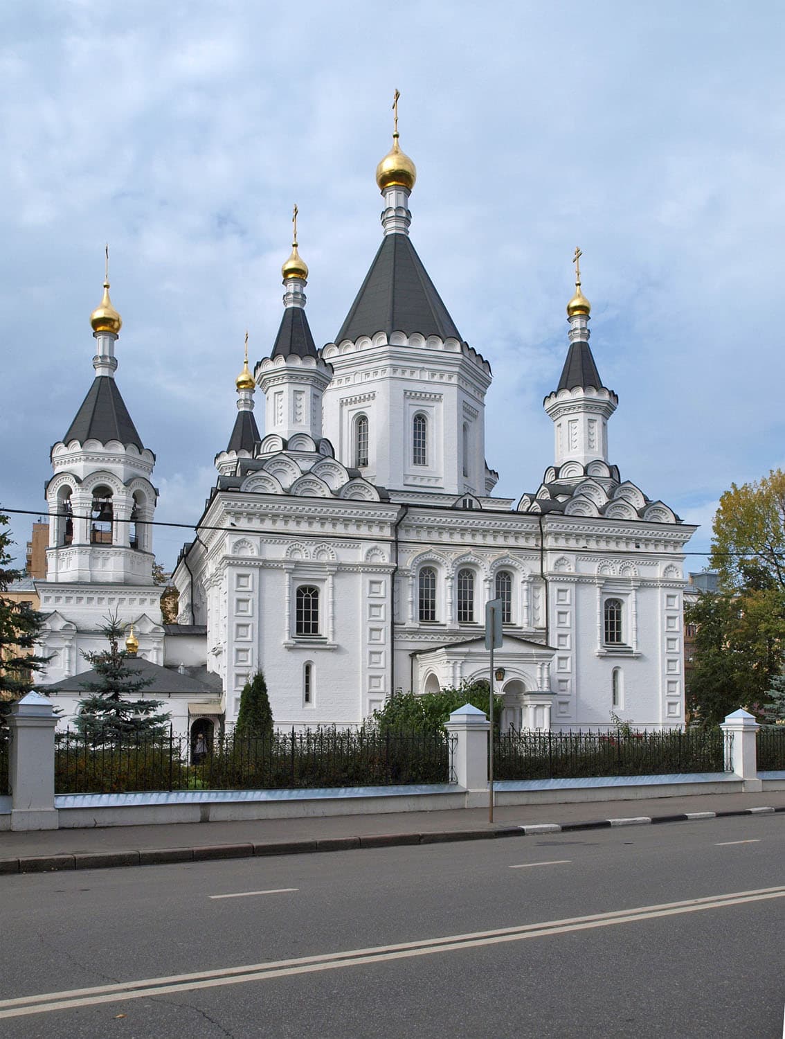 Храм Архангела Михаила при клиниках на Девичьем поле
