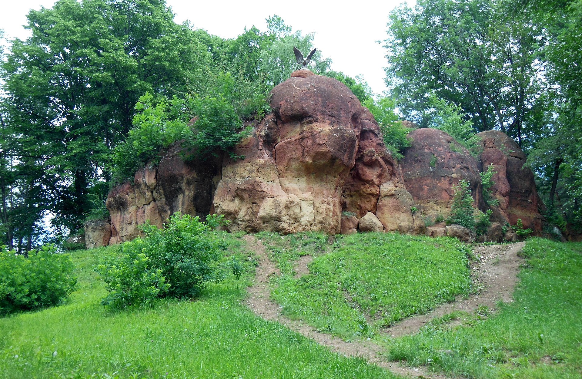 Красные камни