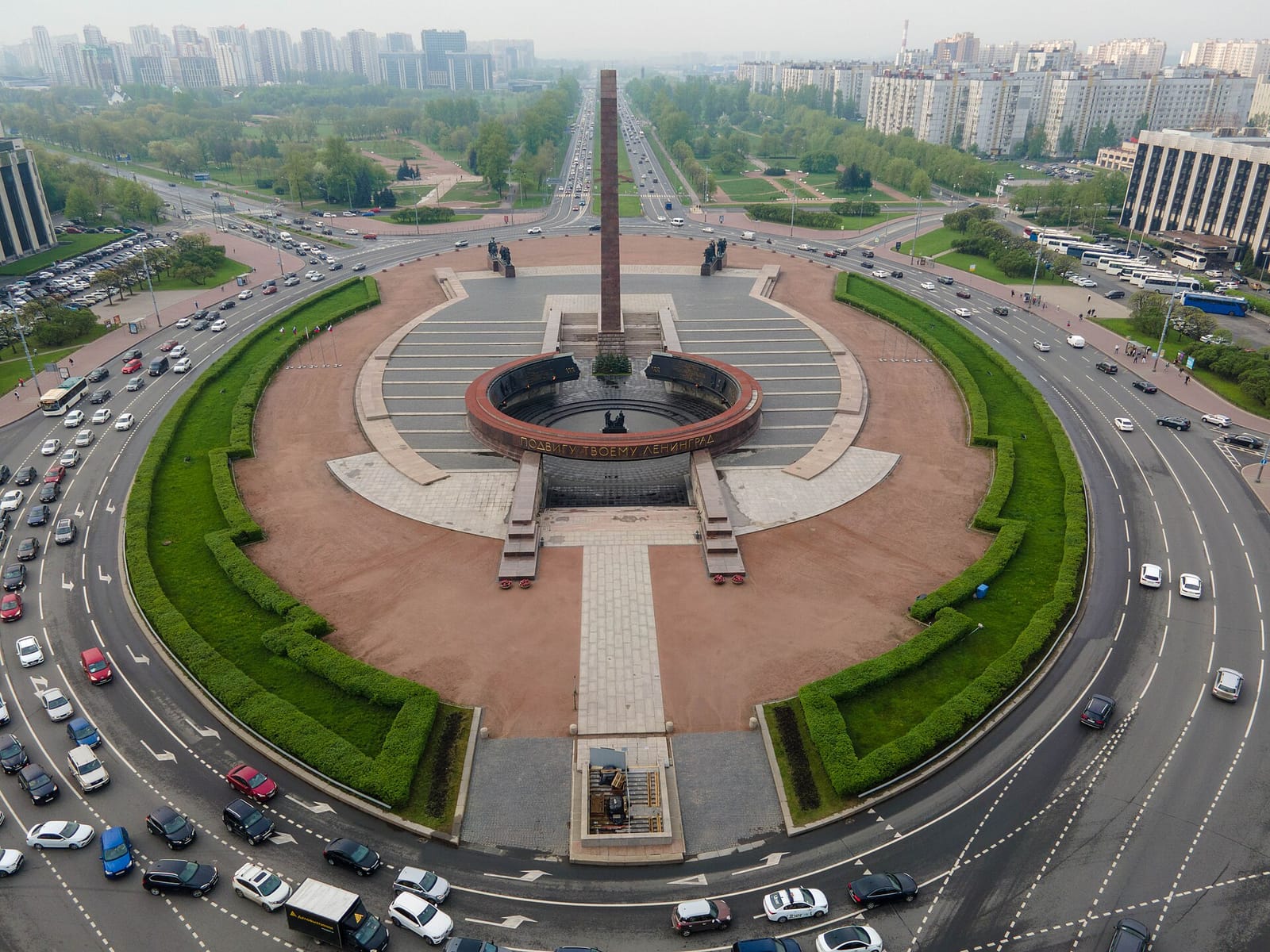 Монумент героическим защитникам Ленинграда