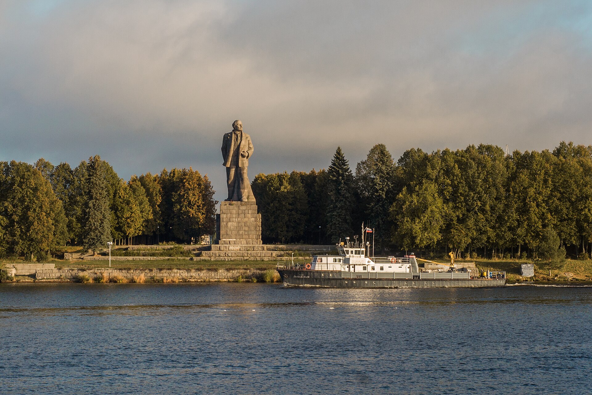Памятник Ленину и шлюз канала имени Москвы